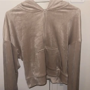Kofta - Beige mysig kofta från hm, den är lite kroppad (kommer t ungefär naveln och jag är 164cm) använt ca 2 gånger MAX. 