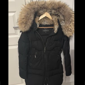 Vinterjacka - Cedrico monet - En vinterjacka utan skador som alltid håller dig varm med ett stort fint päls i stl S men passar även M, jag säljer denna jackan på grund av att jag inte har någon användning utav den mer. Köpt på Johnells för 8500kr, 2 år sedan.