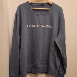 Collegetröja - Fin tiger of sweden collegetröja i storlek XL. Liten i storlek