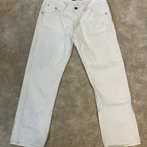 Vita jeans i rak modell. Fungerar för både tjejer och killar.