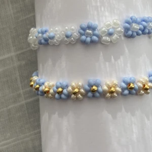 Blomarmband  - Egengjorda blomarmband. Båda två för 70kr