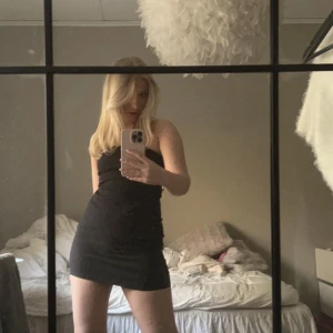 Svart tubklänning  - Jättesnygg svart tubklänning från bikbok!! Super bra skick. Storlek xs men är väldigt stretchig så passar mig som har S💓💓