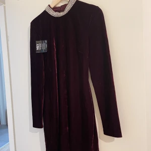 Festklänning  - Vinröd festklänning i sammet öppen rygg  Helt ny  Storlek S/M