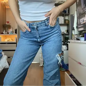 Monki jeans , slitsen har jag gjort själv💖Frakt tillkommer📦