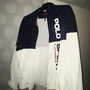 Polo Sport Ralph Lauren Jacket Windbreaker köpt på Nlyman.  Nypris:2200:- Skick: 9/10 Storlek: M