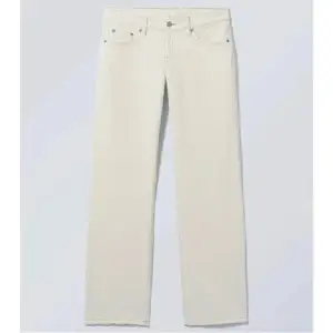 Weekday jeans i modellen Arrow💕 Säljer då dom har blivit för små (tror dom kan upplevas lite små i storlek). Inte exakt färgen på bilden då jag köpte mina för längesen och den färgen inte säljs längre💕 Färgen är mellan vit och beige men lutar mer åt vit😇