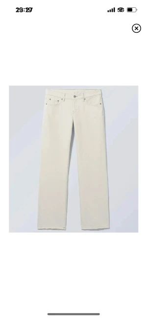 Weekday Arrow jeans - Weekday jeans i modellen Arrow💕 Säljer då dom har blivit för små (tror dom kan upplevas lite små i storlek). Inte exakt färgen på bilden då jag köpte mina för längesen och den färgen inte säljs längre💕 Färgen är mellan vit och beige men lutar mer åt vit😇