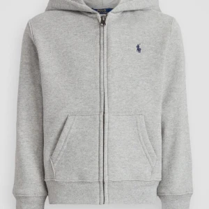 Ralph lauren zip hoodie - (KVAR). Den har blivit för liten för mig tyvärr så säljer därför ❤️ bra skick köpte för 800kr köpt från barnavdelning men sitter som en Xxs/Xs  (pris kan diskuteras)
