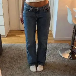 Lågmidjade jeans från Weekday i stl 25/30. Jag är 160💓 Inga hål eller slitningar vid fötterna! Vet inte om det är exakta färgen som på tredje bilden men den liknar! Nypris 590kr (mina bilder)