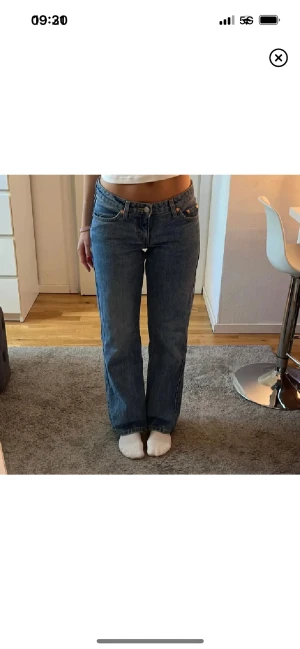 Weekday arrow jeans - Lågmidjade jeans från Weekday i stl 25/30. Jag är 160💓 Inga hål eller slitningar vid fötterna! Vet inte om det är exakta färgen som på tredje bilden men den liknar! Nypris 590kr (mina bilder)