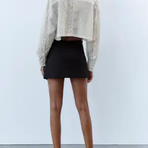 Säljer denna kjol då det inte riktigt är min stil! Köpte den förra veckan och har hunnit använda den endast 1 gånger och därför i nyskick!! Säljer för  299