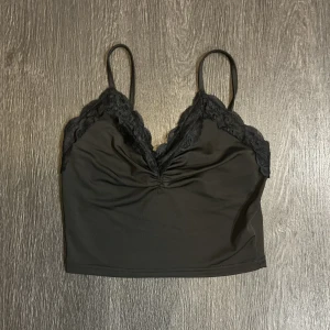 topp🖤 - en spetstopp med croppad passform!