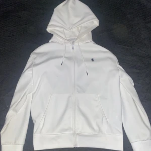 Ralph Lauren Hoodie - Ralph Lauren hoodie vit, bra skick storlek L