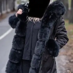 Säljer min svarta pälsjacka nu till vinter passar den perfekt, säljer den då den inte är min stil längre. Ny pris 1999kr säljer för 1200-1300 pris kan diskuteras. Skriv priv för egna bilder och mer info. Kan både frakta och mötas. 