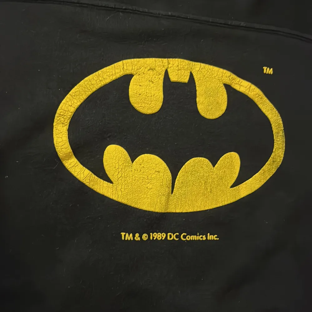 Tja! Säljer nu denna batman tröja som är i bra skick, tröjan är ganska gammal vet inte om den är från 1989 men det står det på den, tröjan sitter mer som Medium. Hoppas du vill köpa!. Tröjor & Koftor.
