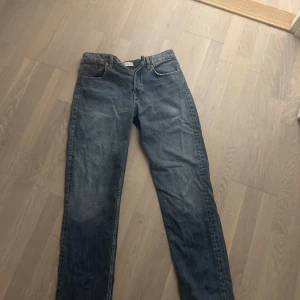 Zara jens  - säljer mina fina jens från zara pågrund att dom är försmå köpte dom för 699kr o säljer för 350kr pågrund att att ja vill bli av me dom så snabbt som möjligt💞💞dome i fint skick🌸