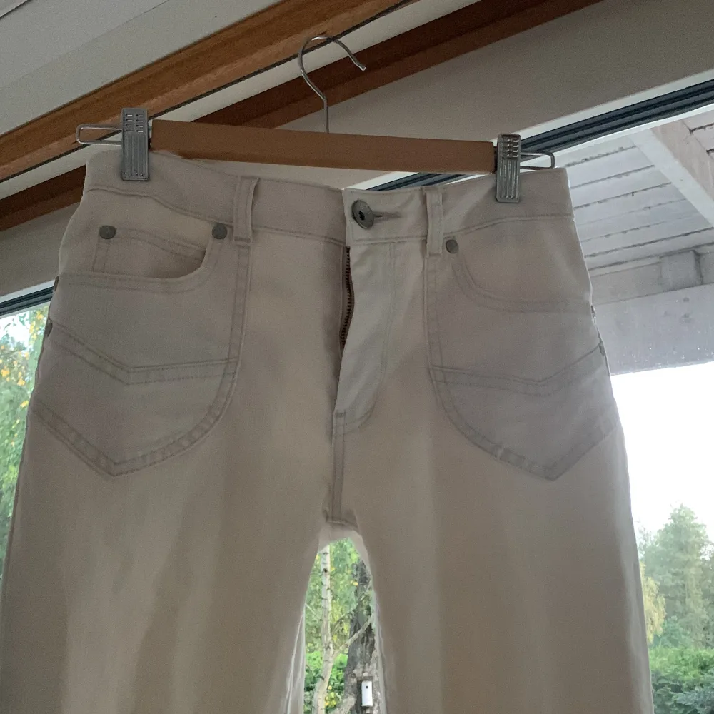 Säljer mina vita bootcut jeans då de har blivit för små. Det är detaljer på fickorna. Storlek 34❤️pris kan diskuteras. OBS köparen  står för frakt vet inte varför det står ”fri frakt”❤️ jättebra skick❤️. Jeans & Byxor.