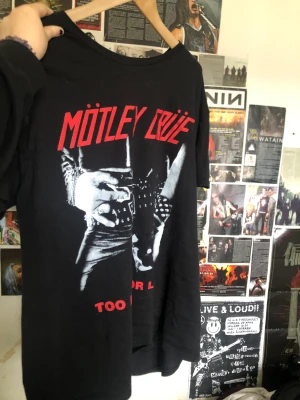 motley crue tisha - xxl 🙌 perfa skick, använd ca 3 gånger. JAG TAR BARA SWISH, TRYCK INTE PÅ KÖP NU!!!