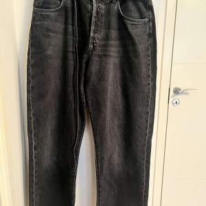 Säljer mina svarta Acne Studios Jeans i storlek 32/32. Jeansen är loose fit och sitter stort. Jeansen är i mycket fint skick och har ett avtagbart bälte. Nypris 3300kr på acnes hemsida. 