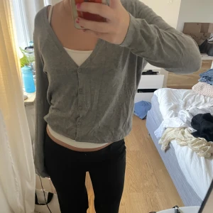 Grå kofta - Så fin stickad grå tunnare kofta!  Använd få gånger, bra skick! 