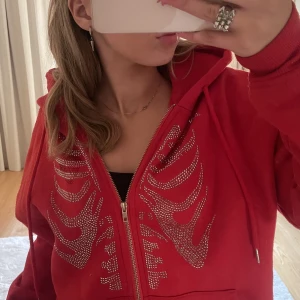 Rinestoone hoodie - Säljer en rinestoone hoodie som inte har varit använd på ett tag. (Färgen är som i först bilden i den andra bilden så händ något med ljuset!)