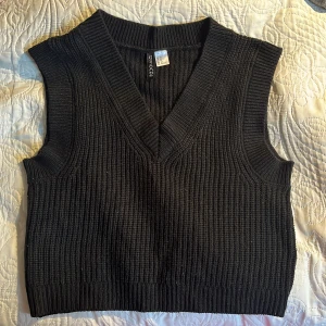 Svart väst  - Svart stickad väst från hm, en tråd som har släppt men den går att ta in enkelt! Bra skick annars 💕