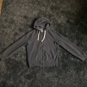 Ralph lauren zip hoodie - Ralph lauren zip hoodie. Skick: 8,5/10 Frågor i dm!