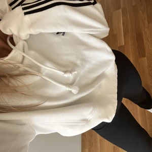Adidaströja  - Säljer denna fina adidashoodie, endast använd 1 gång. 