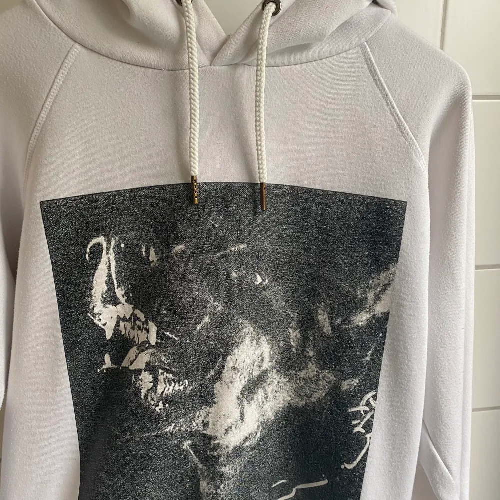 Vit hoodie med tryck i storlek M, bra skick! . Hoodies.