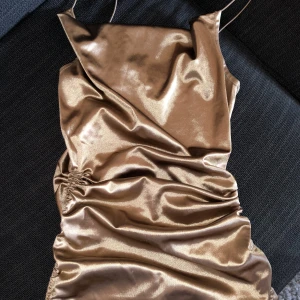 Champagne klänning🤍⚜️ - Säljer denna fina champagnefärgade kortklänningen⚜️🤍Skriv om intresserad:)