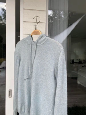 Soft goat hoddie - 100 procent kahsmir hoddie från soft goat i färgen sea foam, den är i toppskick endast andvänd fåtal gånger, nypris 2700 kr