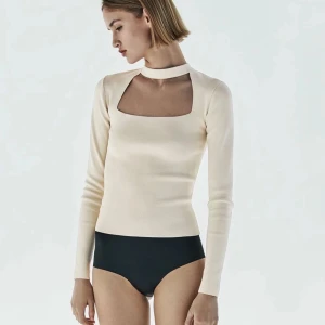 Vit stickad topp med choker zara - Jätte fin zara topp som inte säljs längre! Använd max 5 gånger, säljer pga den inte kommer till användning!! Lånade bild från Zaras hemsida. Skicka meddelande för mer bilder💓