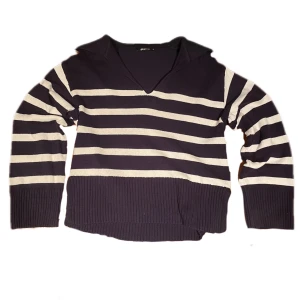 Stickad tröja 🌟 - Jätte söt mörkblå randig tröja från ginatricot som är i storlek xs. Kontakta för mer! 🐋🪷