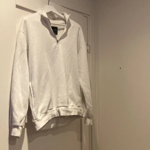 Half zip  - Vit half zip från bershka, skön nu till höst o vinter  Stl S