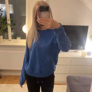 Blå sweatshirt från hm storlek 170 men sitter som en S. 💕