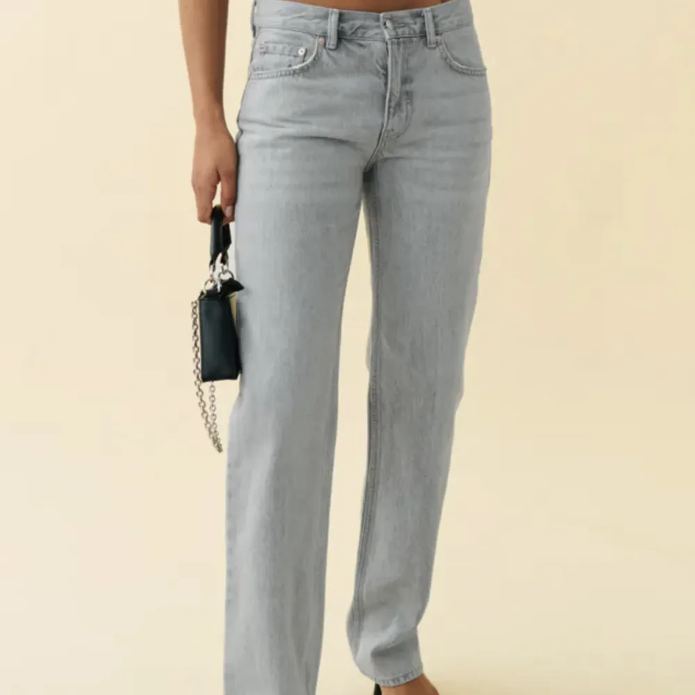 Low straight jeans från Gina🤍Nyskick. Storlek 36. Fler bilder finns! . Jeans & Byxor.