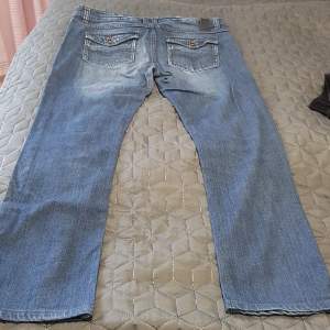 Jag säljar min jeans i low waist som är väldigt fin från vero moda storlek w31-L32. 