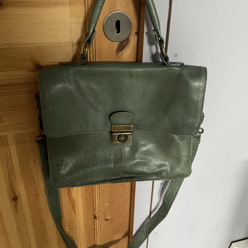 Grön Vintage väska från Wera Stockholm. Kan tänka mig att sälja den billigare vid snabb affär. . Väskor.