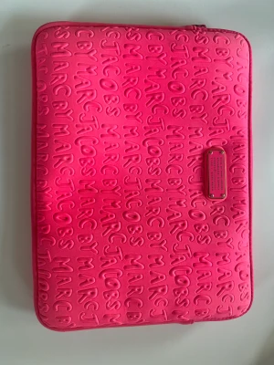 Datorfodral Marc Jacobs  - Säljer nu mitt dator fodral från marc by marc Jacobs då den inte kommer till användning. Fodralet passar till en 13 tums dator. Lite slitage finns samt små fläckar men i övrigt är den fin.  För fler bilder kontakta mig gärna🩷