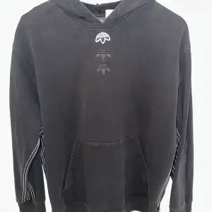Snygg och bekväm Adidas x Alexander Wang hoodie till ett bra pris! Pris kan alltid diskuteras :)