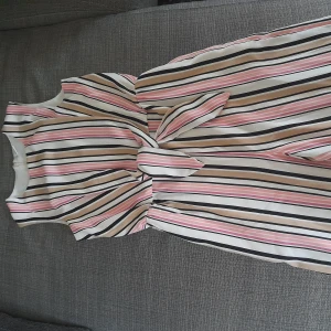 Randig byxdress! - Randig byxdress med en liten dragkedja i ryggen från Lindex!