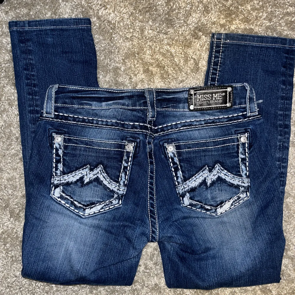 vintage miss me jeans köpt via en second hand butik i stockholm. Storlek är S-M men passar även på XS. De är en straight model, sitter inte skinny vid smalbenen.. Jeans & Byxor.