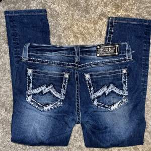 vintage miss me jeans köpt via en second hand butik i stockholm. Storlek är S-M men passar även på XS. De är en straight model, sitter inte skinny vid smalbenen.