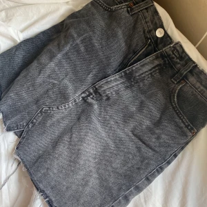 Grå jeanskjol - Grå jeanskjol från zara!