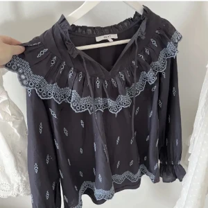 Söt blus - Säljer min söta blus som jag köpt här på Plick, första och andra bilden är lånade från förra ägaren, skriv för fler bilder💞💞