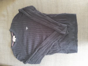 Mörkblå pikétröja! - En mörkblå pikétröja med mönster från Hampton Republic!