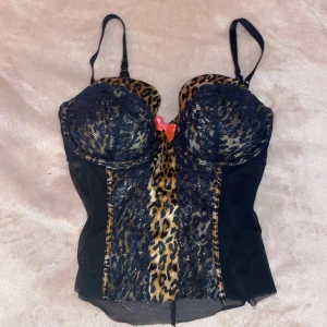 LEOPARD TOPP - Skitsnygg topp från märket la senza, skulle säga att bh kupan är 70c men passar både lite mindre och lite större storlekar! Skriv gärna vid frågor!🫶