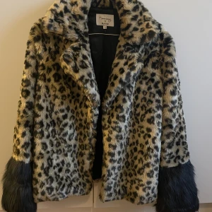 Leo jacka NAKD - Supersnygg & perfekt passform!! Passar s/m beroende på passform  Hanna Fribergs kollektion