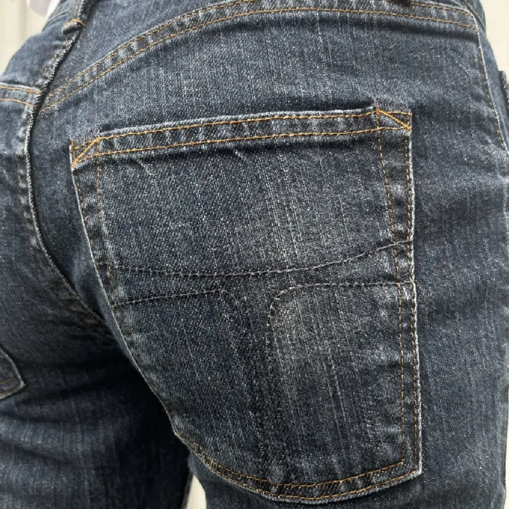 Säljer dessa super fina lågmidjade jeansen då de tyvärr är försmå för mig (min kompis på bilden) i nyskick. Mått: midja - 74cm, innerbenslängd - 78cm. Det går bra att klicka på köp nu😊.. Jeans & Byxor.