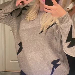 Stickad  - Super fin stickad tröja med blixtar, från shein men i väldigt bra kvalitet och bra skick!🙏🏼🌙🌙